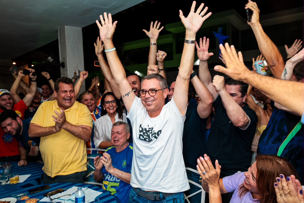 Apoiadores acompanham a apuração ao lado do governador