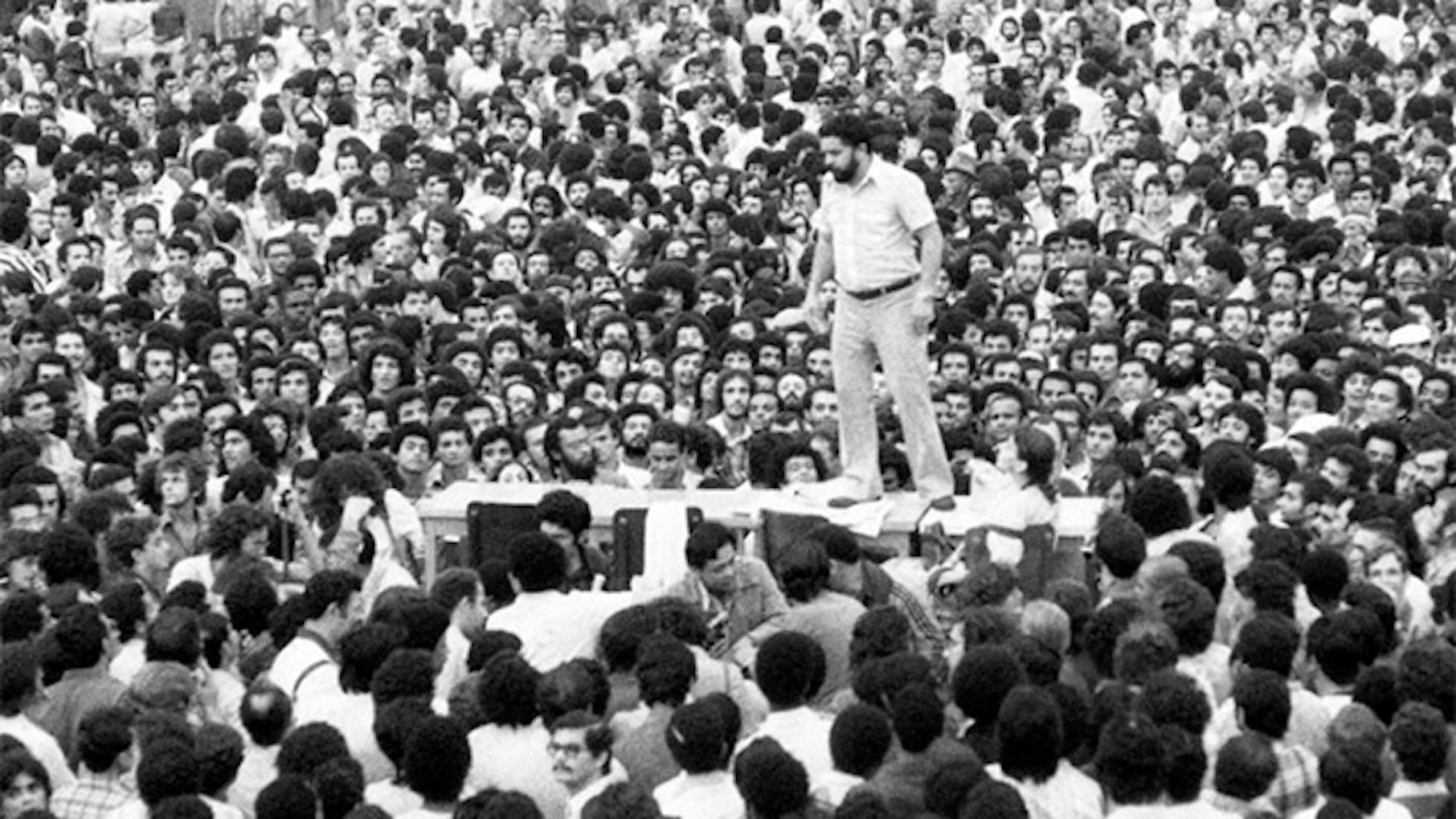 Lula falou com jornalistas no local de votação