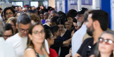 Eleitores podem exibir camisetas, bandeiras e broches no voto