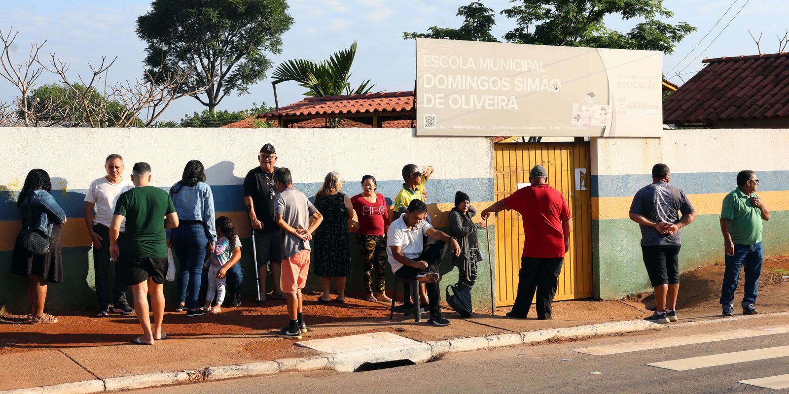 Eleitores relatam superação ao votar em escola erguida sobre antigo curral