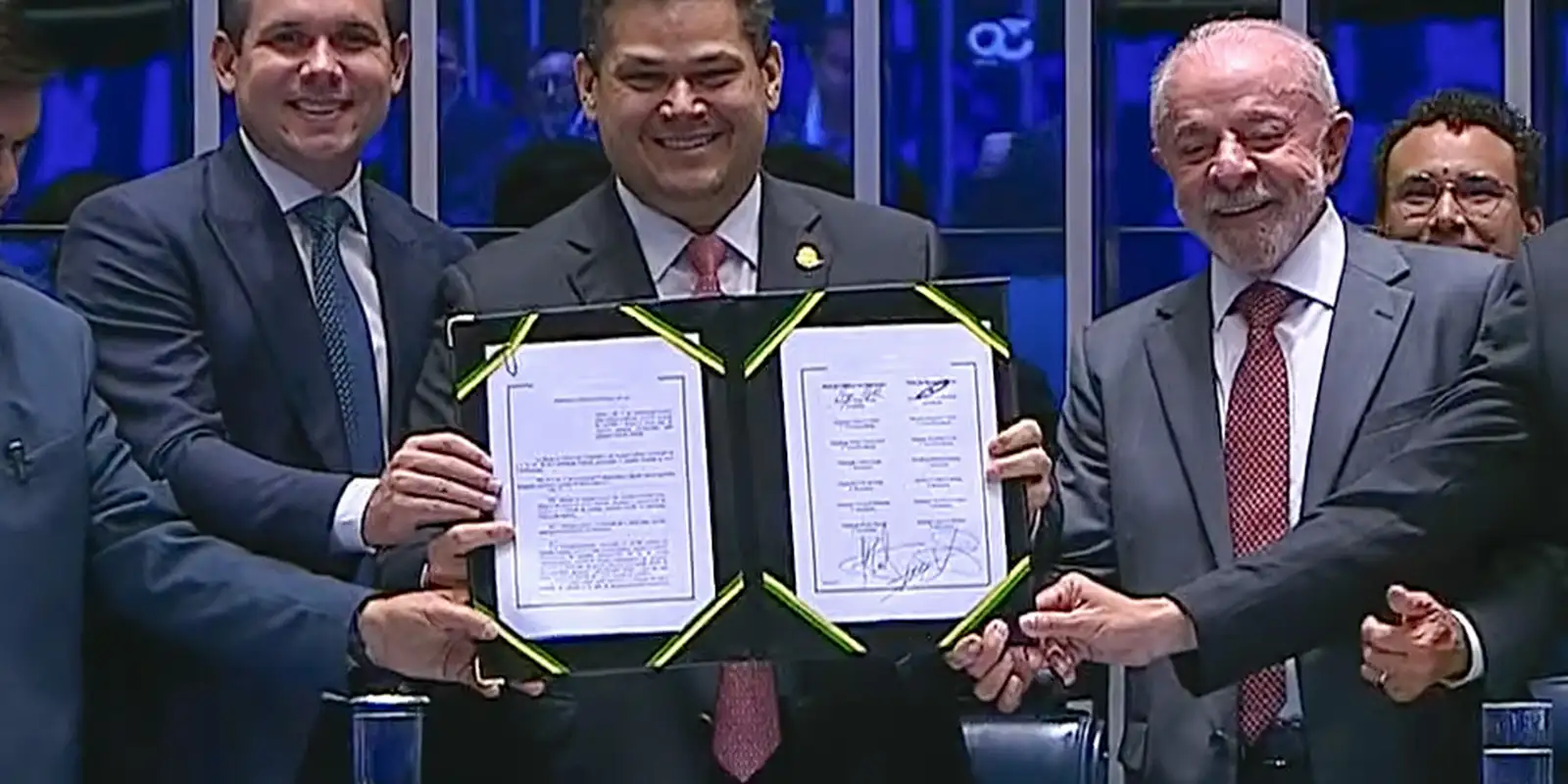 Emenda constitucional põe fim à escala 6x1; jornada 5x2 valerá em 60 dias