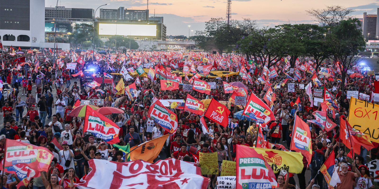 Estudantes ocupam Esplanada e exigem manutenção de programas sociais