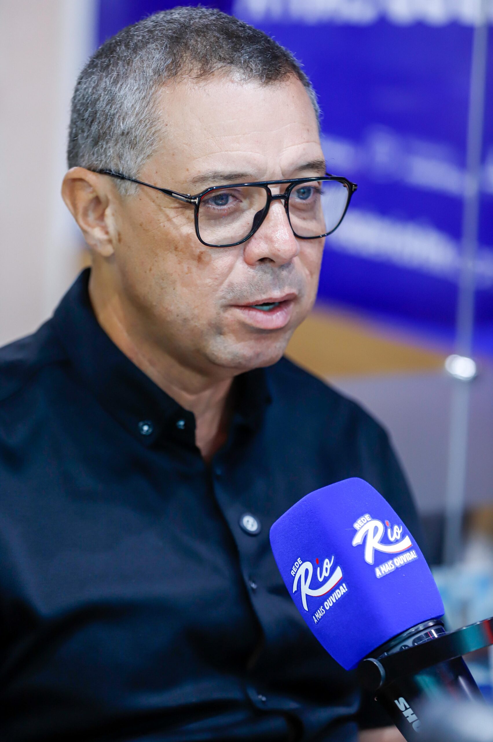 Fábio Mitidieri durante entrevista à Rede Rio FM em 22 de outubro de 2026