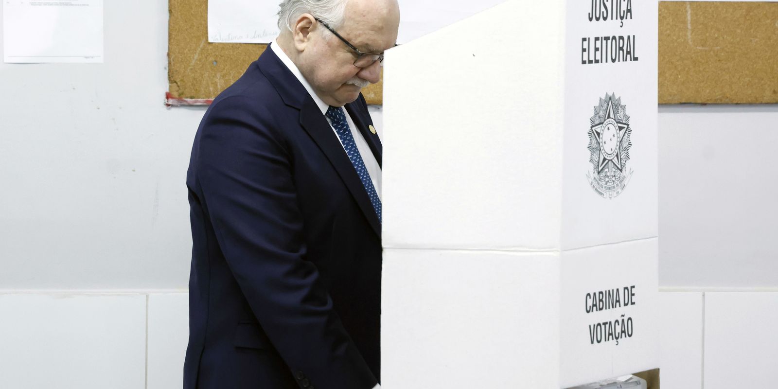 Fachin vota em Brasília e cobra respeito ao resultado das urnas