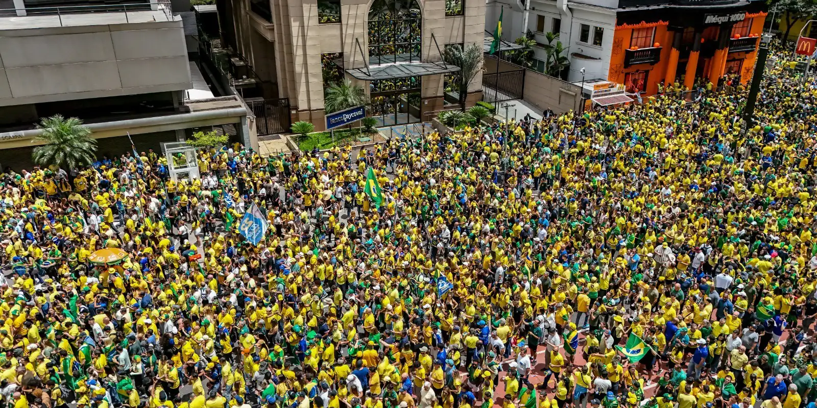 Flávio Bolsonaro promete anistia ao pai e mobiliza apoiadores na Paulista