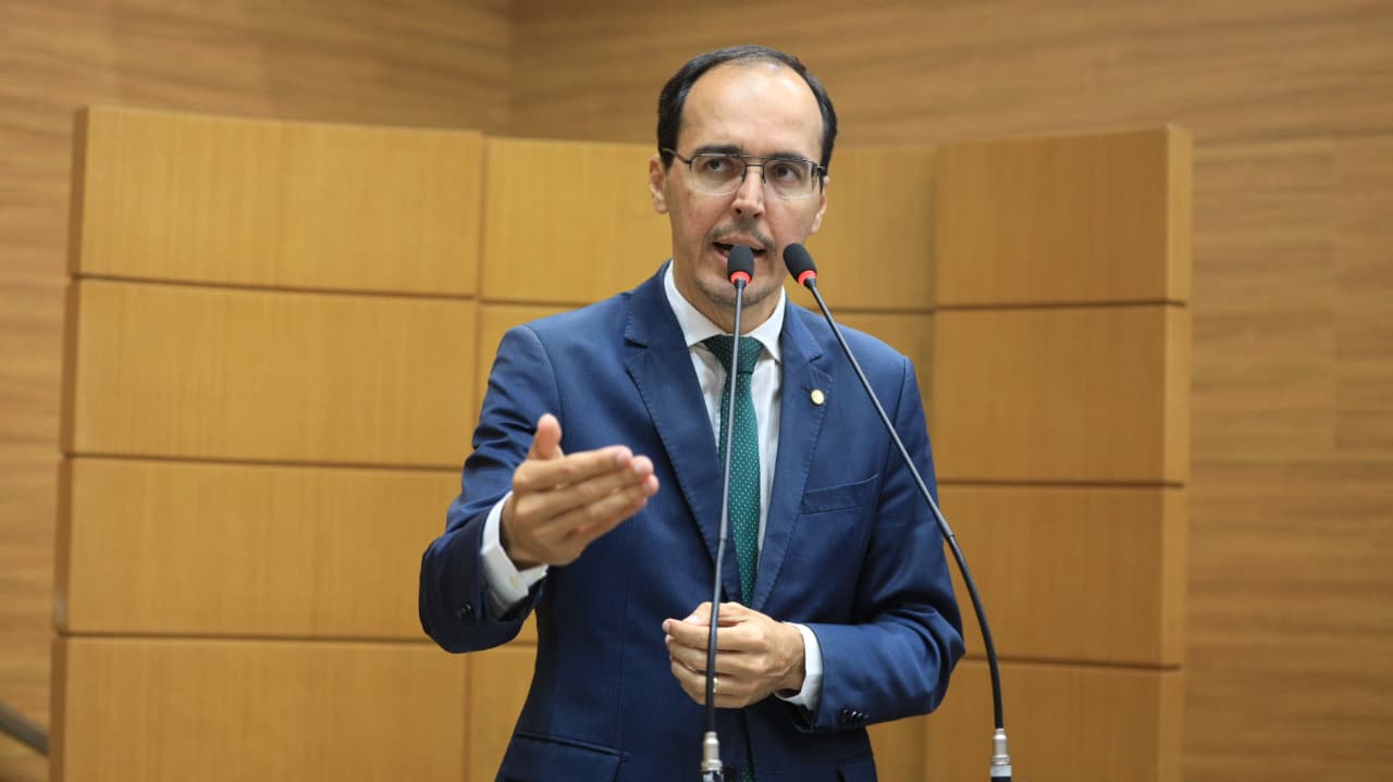 Georgeo Passos homenageia servidores e cobra valorização do funcionalismo