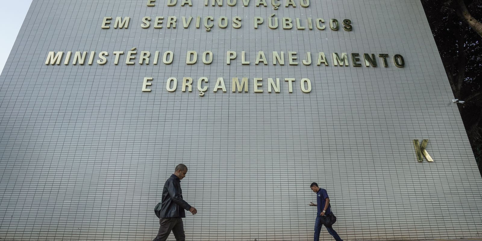 Governo remaneja R$ 20 bi no Orçamento 2027 sem furar teto