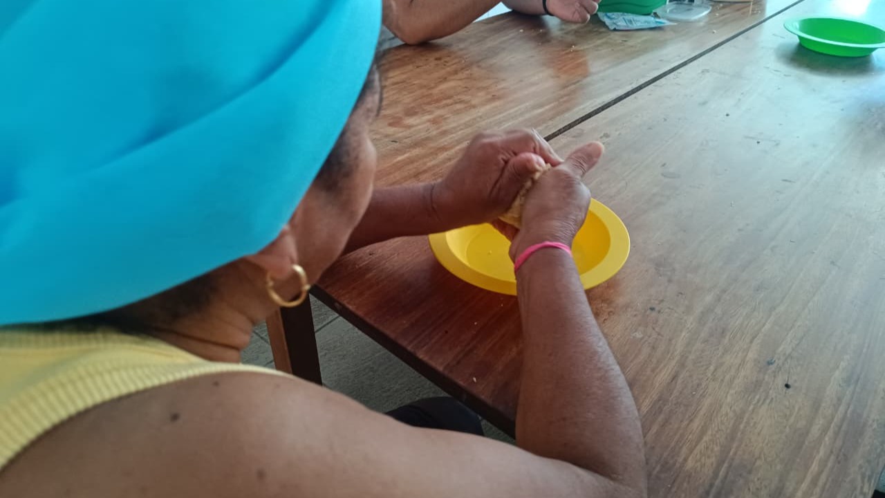 Idosos da Casa Lar Nalde Barbosa fazem biscoitos caseiros em Aracaju