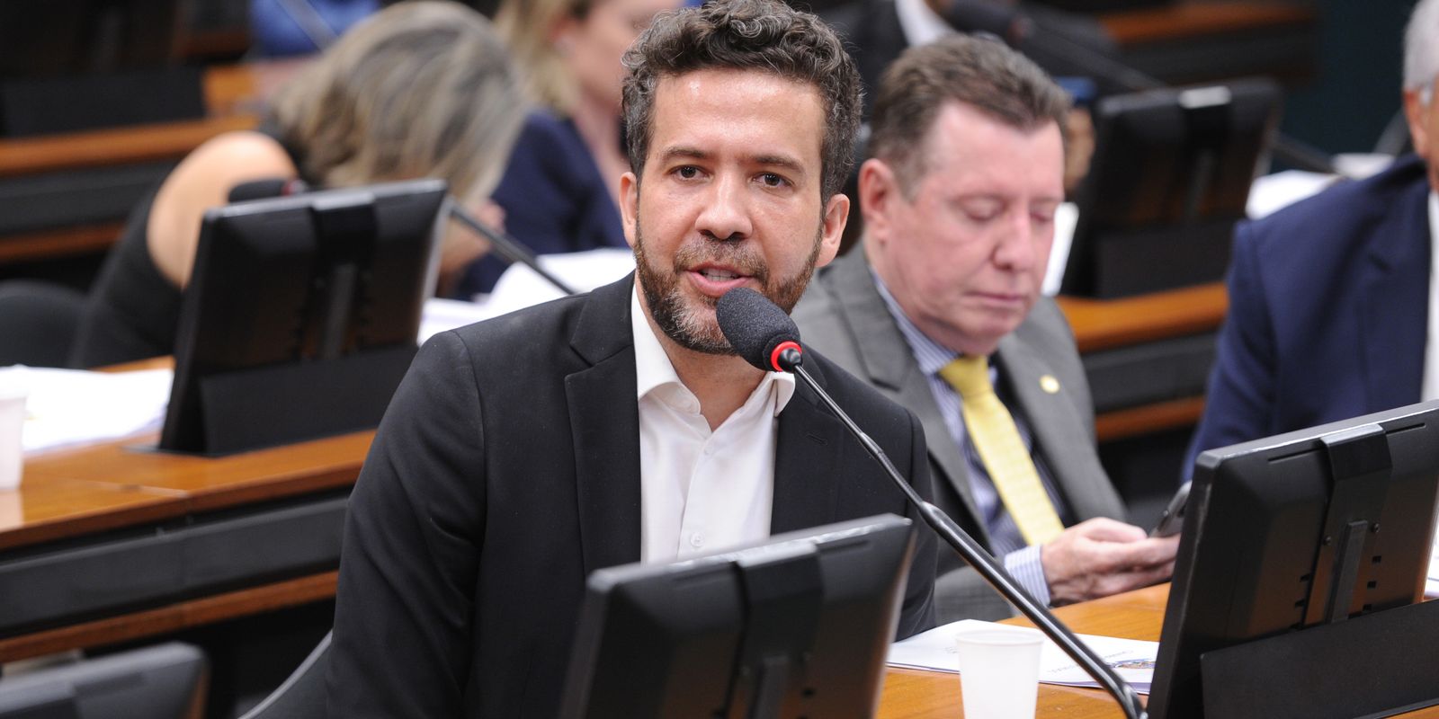 Janones condena decisão do TSE que tirou do ar canal 'Exército do Lula'