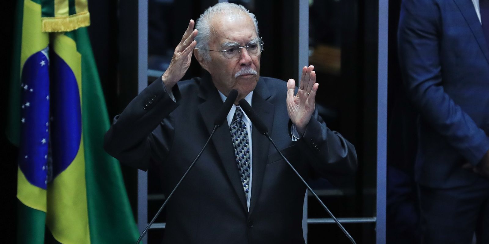 José Sarney passa por cirurgia abdominal e é levado à UTI em São Luís
