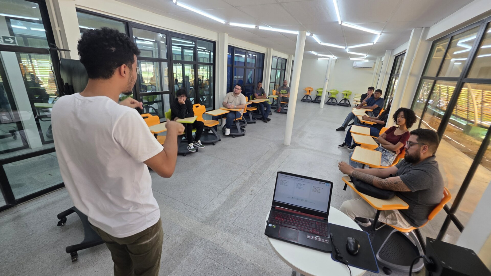 JovemTech capacita 180 jovens em tecnologia no Caju Hub