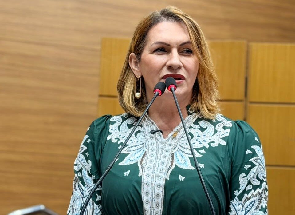 Linda Brasil celebra volta às aulas, exige solução para água e repudia vereador