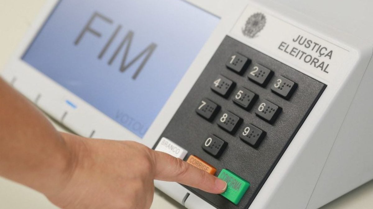 Flávio Bolsonaro vota em Vila Isabel, na zona norte do Rio 3 Os dois candidatos disputam o primeiro turno neste domingo