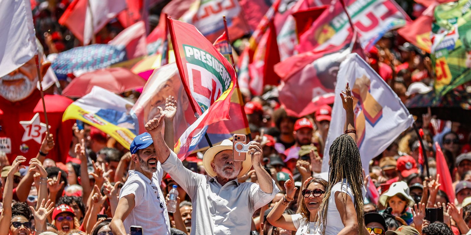 Lula defende PEC da jornada 5x2 e ataca adversários em Ceilândia