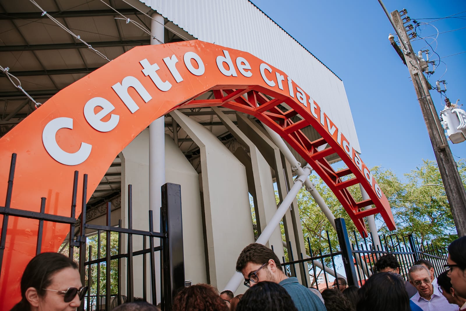 Participantes acompanham o encontro com a ministra