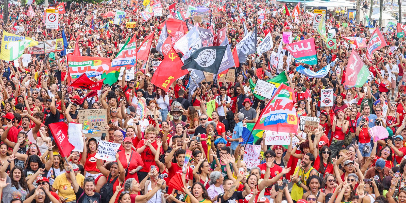 Milhares ocupam orla de Copacabana em ato pró-democracia e apoio a Lula