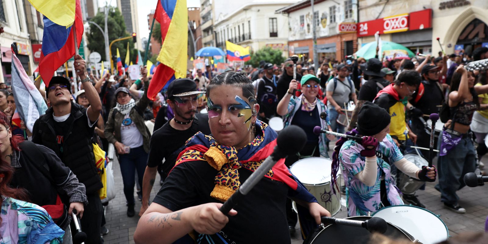 Milhares saem às ruas em seis cidades contra governo De la Espriella
