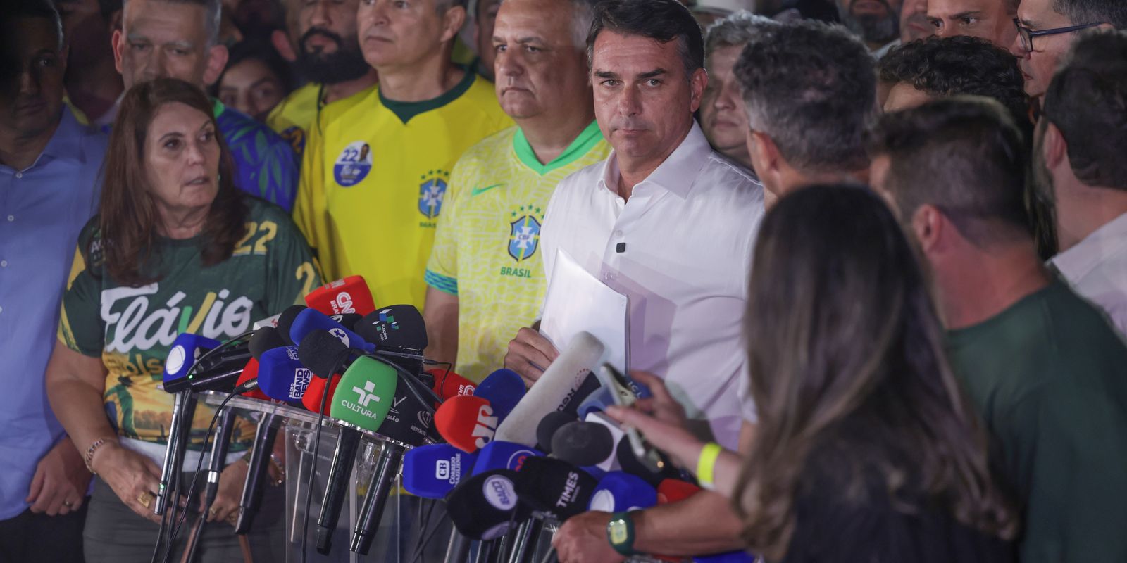 Moraes proíbe viagem de Flávio Bolsonaro e determina apreensão de passaportes