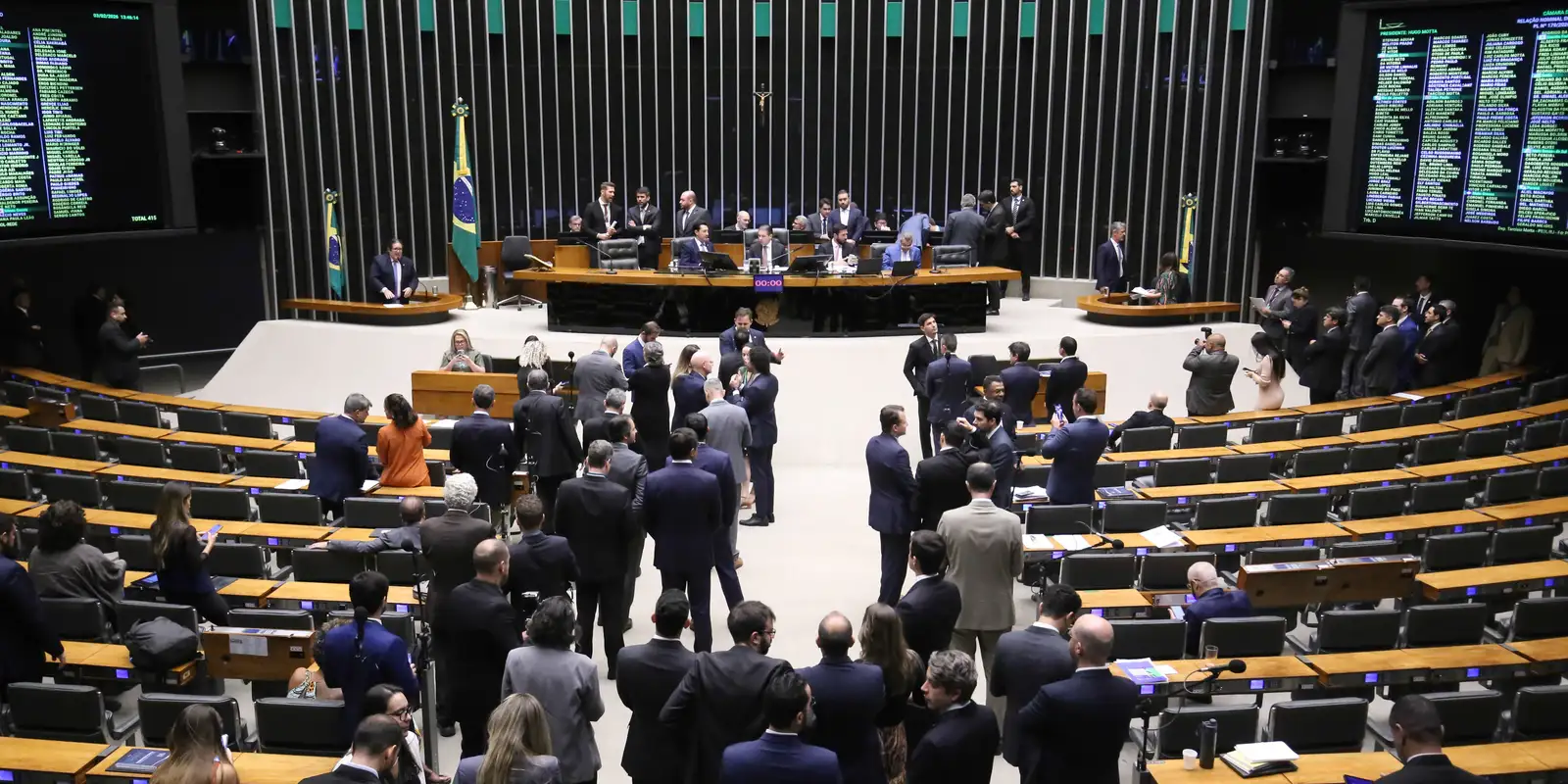 Mulheres batem recorde: 109 deputadas e 18 senadoras eleitas