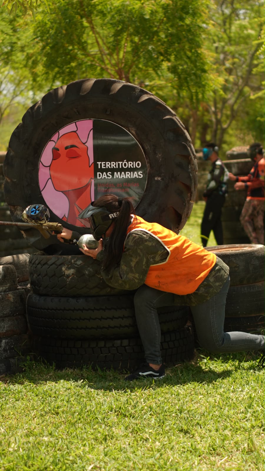 Participante em quadra durante a atividade, na barricada “Território das Marias”