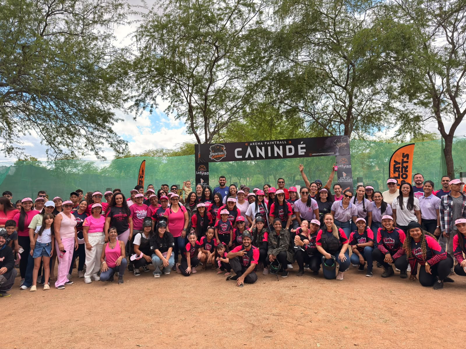 Mulheres de Canindé de São Francisco e região reunidas no Paintball Rosa