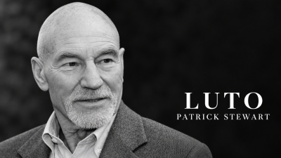 Retrato em preto e branco de Patrick Stewart com a inscrição Luto