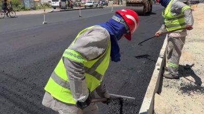 Equipes aplicam a primeira camada de asfalto na Rodovia dos Náufragos, na Zona Sul de Aracaju