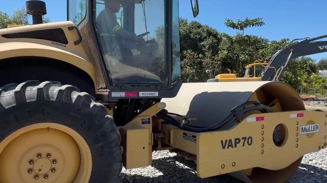 Rolo compactador trabalha no trecho em obras da SE-050