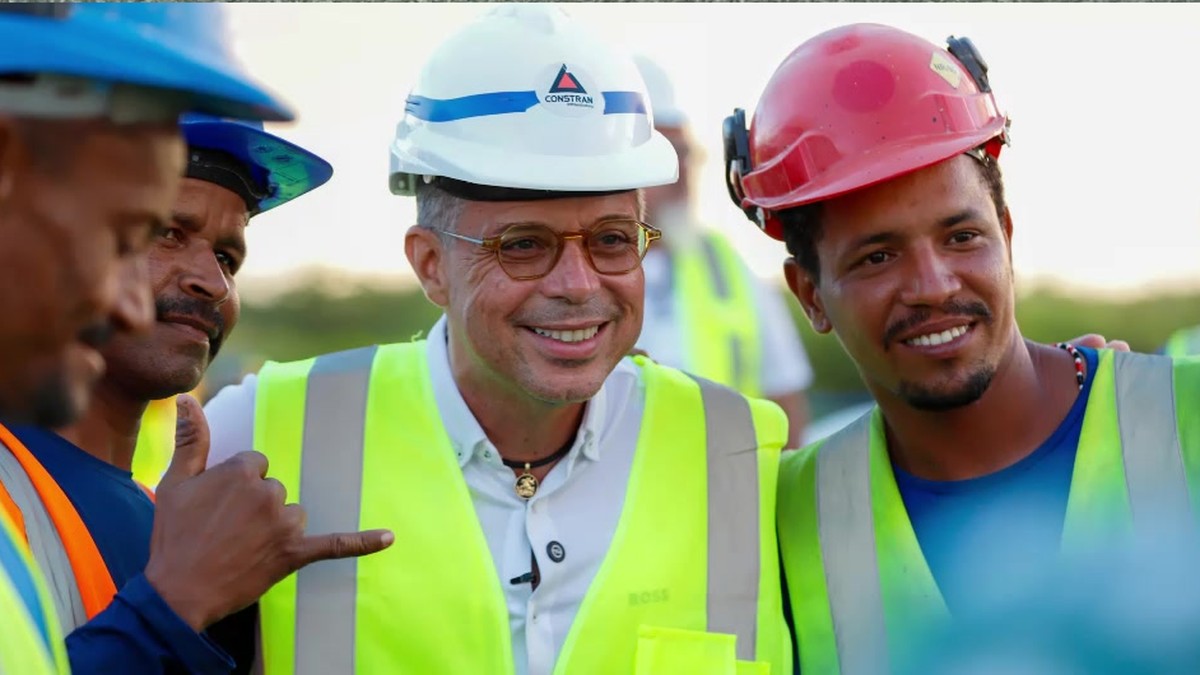 O governador Fábio Mitidieri com trabalhadores no canteiro de obras da SE-100