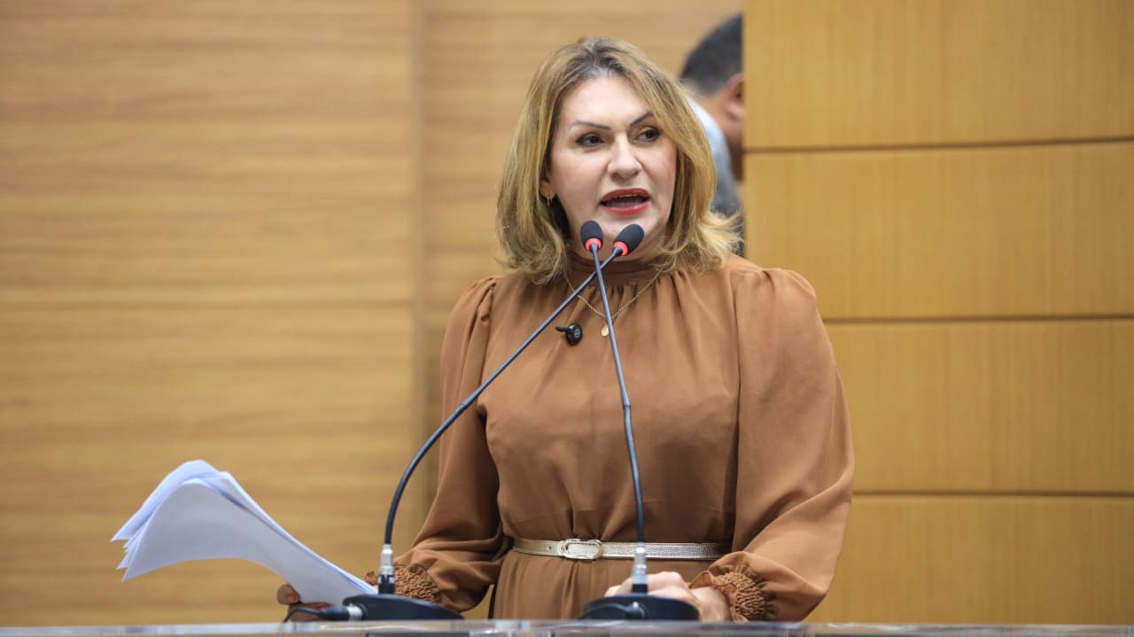 Senado aprova fim da escala 6×1; deputada Linda Brasil celebra