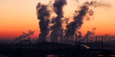 Super-ricos aceleram emissões e lucram com desastres climáticos