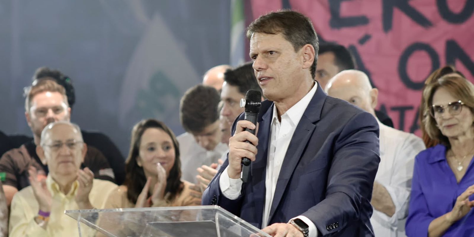 Tarcísio de Freitas garante reeleição em SP com 62,8% no 1º turno
