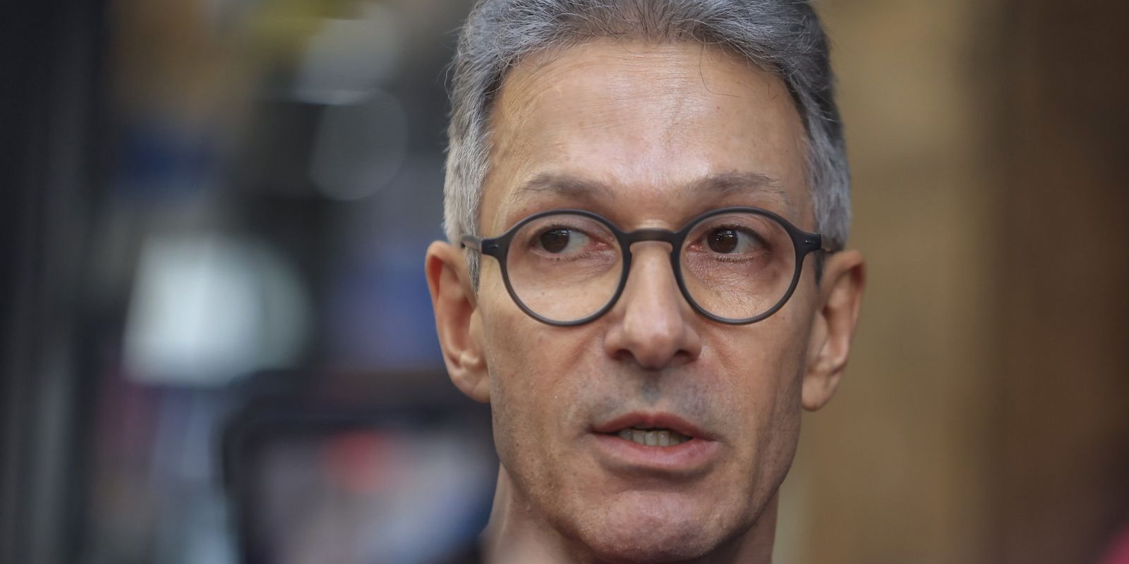 TRE-MG abre apuração sobre uso de celular por Zema em cabine