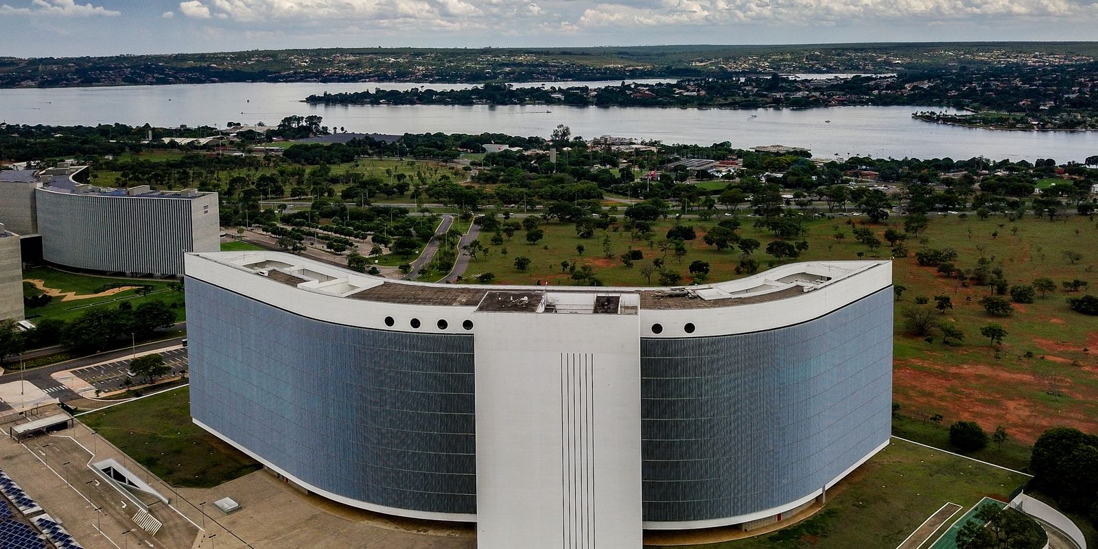 TSE ordena que Meta trate igual candidatos e mantenha alcance nas plataformas