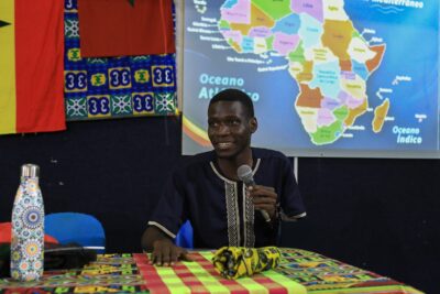 Palestrante apresenta o continente africano durante roda de conversa na UFS